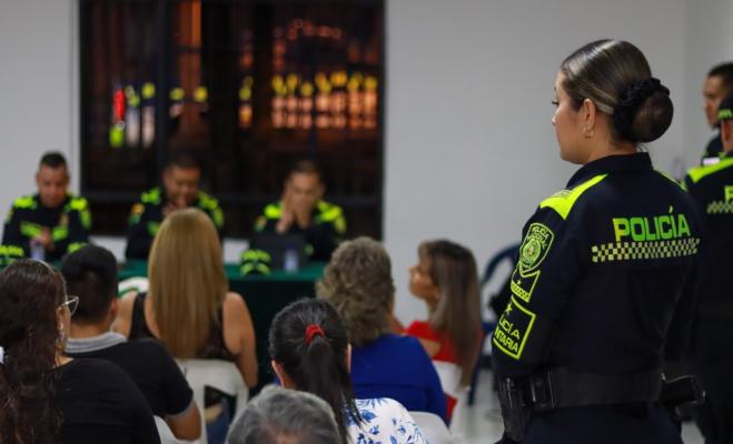 Policía comunitaria acompaña reunión entre el comandante de Ibagué y líderes locales