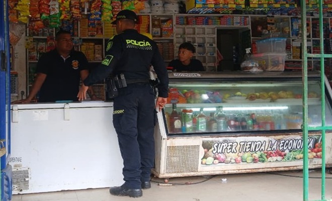 Polic&iacute;a brindando seguridad a la comunidad