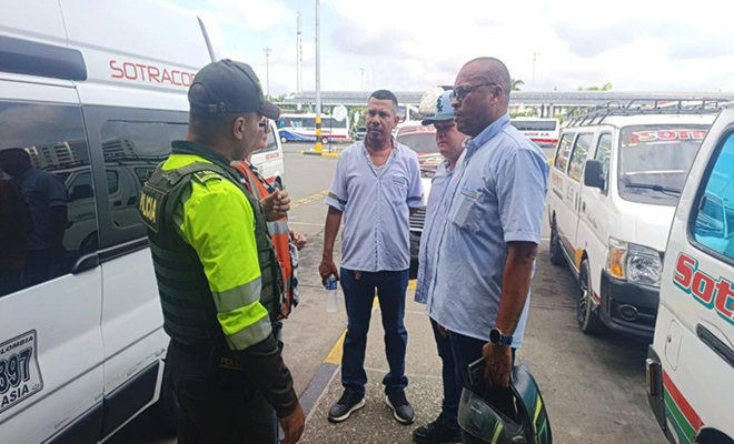 policía verifica kit de carreteras a conductores en montería