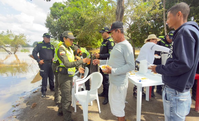 Policías con ciudadanos entregando comidas