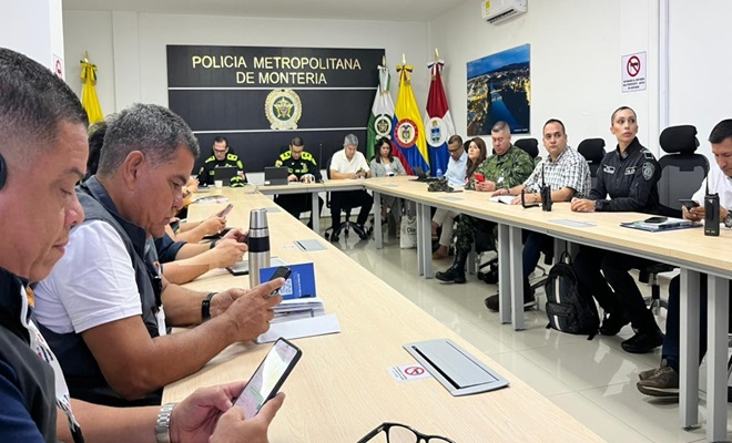 Funcionarios de entidades gubernamentales y policías reunidos