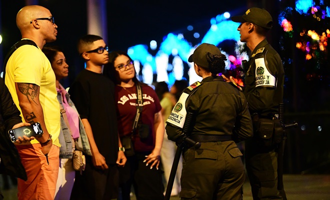 Policias de infancia hablando con la comunidad