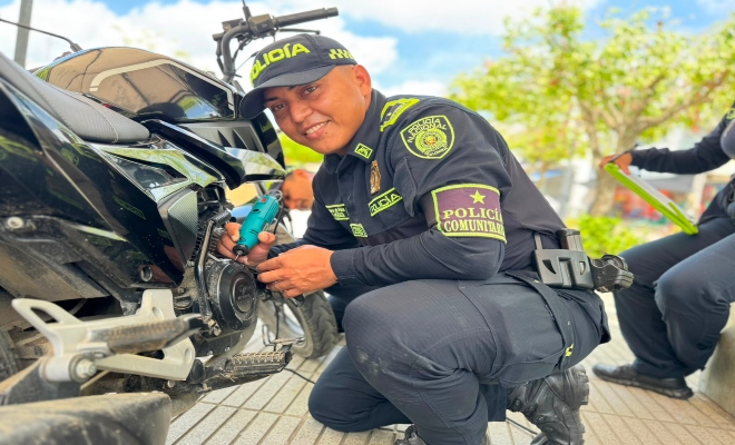 un uniformado de la policía nacional realiza actividades en el municipio de cereté