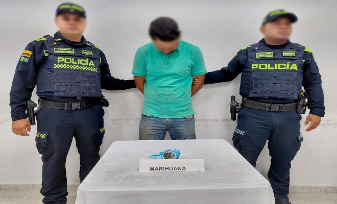 dos uniformados de la policía nacional con una persona capturada por el presunto delito delito de tráfico, fabricación o porte de estupefacientes