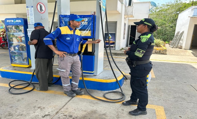 un policía brindando recomendaciones de seguridad a un ciudadano 