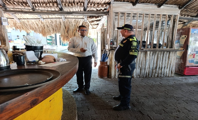 un Uniformado de la Policía Nacional socializa campañas de prevención y seguridad con ciudadanos y comerciantes del sector gastronómico del norte de Montería.