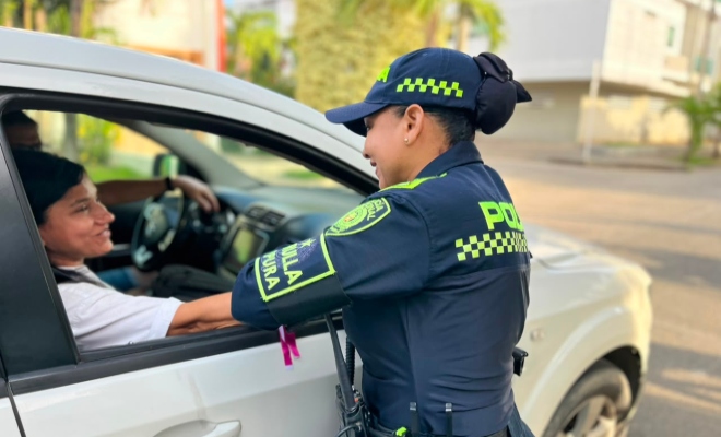 Funcionaria policial saludando a una ciudadana dentro de un vehículo