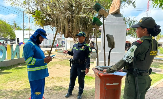 dos funcionarias de la policía nacional realizan charla a una persona sobre Prevención al hurto en el parque principal de San Carlos