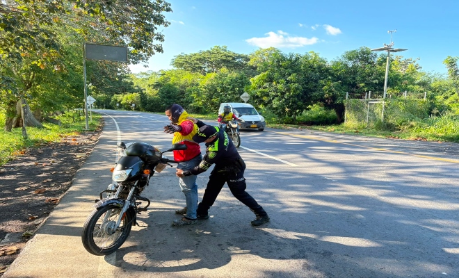 un policía realizando registro y control a un ciudadano 