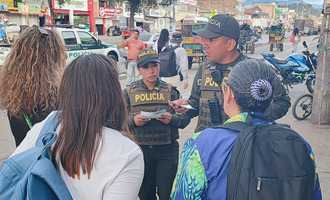 Policía Comunitaria entrega recomendaciones a los ciudadanos del barrio la Esmeralda