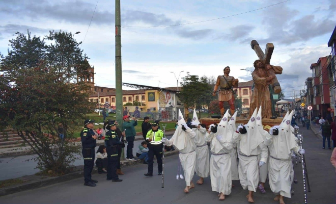 Policías acompañando procesión en Tunja