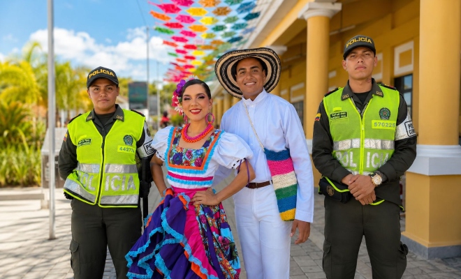 dos auxiliares de policía con dos ciudadanos competidores de danza tradicional del  departamento de córdoba   