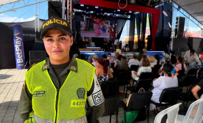 una auxiliar de policía velando por la seguridad en uno de los eventos de la feria ganadera