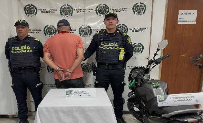 Motocicleta recuperada, un ciudadano y 2 policias