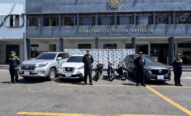 Policías técnicos en automotores y de SIJIN custodian vehículos recuperados