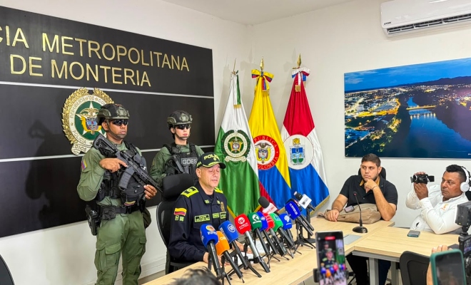 tres uniformados de la Policía nacional y varios periodista en rueda de prensa  en la metropolitana de san jerónimo de montería
