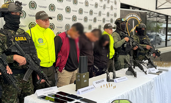 A los dos hombre y una mujer, se le hallaron tres fusiles, dos pistolas y equipos de comunicación