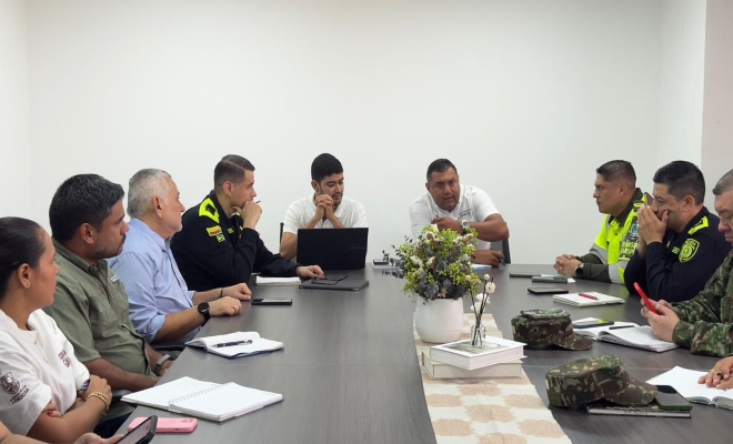 diez personas en una reunión sobre las festividades de la ganadería 