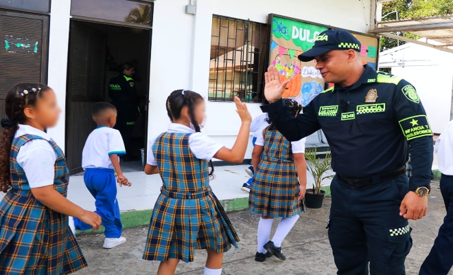 Regresamos a clases con energía, compromiso y muchas sonrisas”. Jornada de prevención contra la deserción escolar La Policía Metropolitana fortaleció la confianza en las aulas con mensajes de esperanza y educación, reafirmando su compromiso con la niñez monteriana.
