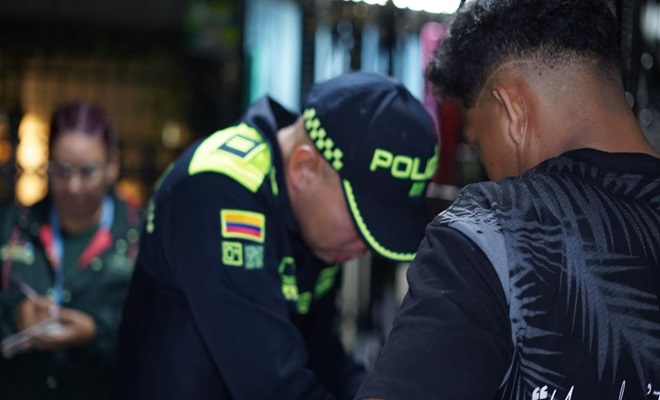 Registro policial a ciudadano en intervención 