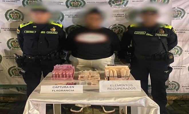 dos uniformados con una ciudadana capturada por el delito de hurto en el centro de la ciudad de Montería