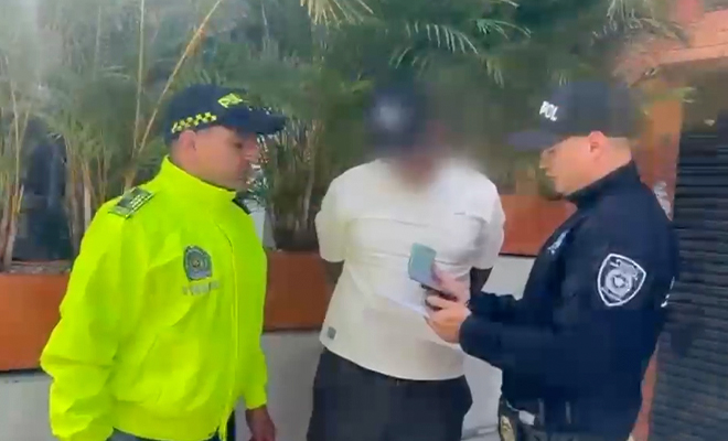 La Policía Nacional notifica a un ciudadano panameño los motivos que dieron lugar a su retención.