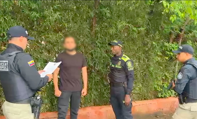 Funcionario de INTERPOL notifica a alias ‘Ash’, el motivo de la retención en Copacabana Antioquia.