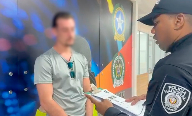 Un funcionario de INTERPOL informa sobre motivo de retención a ciudadano belga.