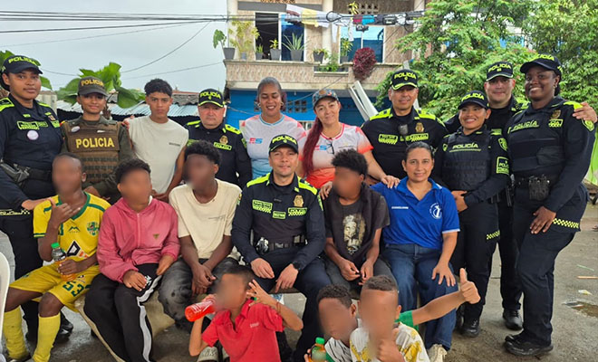 Reunidos uniformados y comunidad