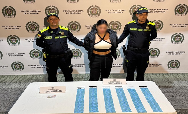 dos policías, una capturada, tarjetas bancarias incautadas.