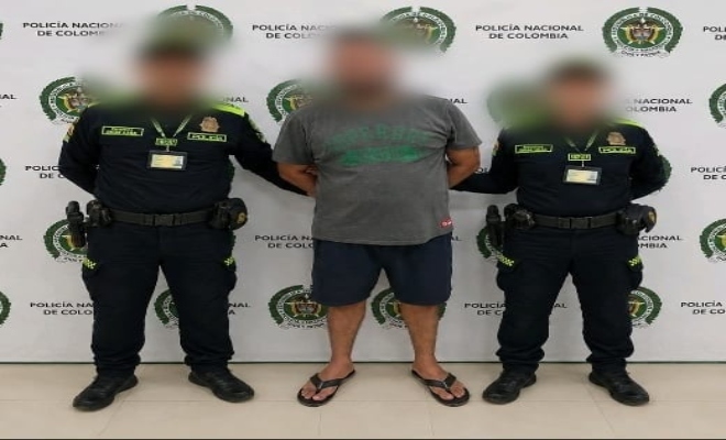 dos uniformados  de la Policía Nacional con una persona capturada por el delito de Hurto en  la ciudad de montería 