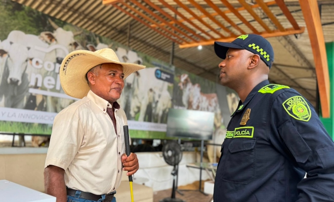 funcionario policial frente a un ciudadano 
