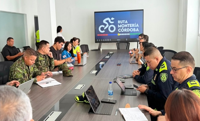 cinco uniformados en reunión con  trece miembros  de la alcaldía municipal de montería