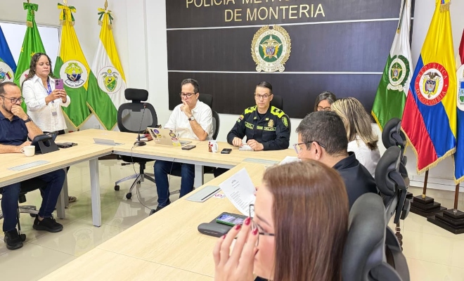 un uniformado en reunión en articulación de la Alcaldía de Montería sobre la seguridad en el certamen electoral  