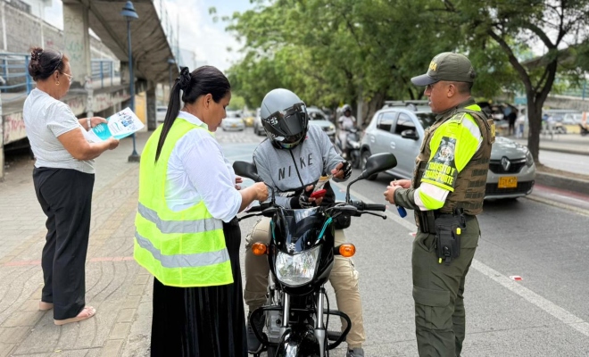 personal uniformado realizando campaña vial a ciudadano 
