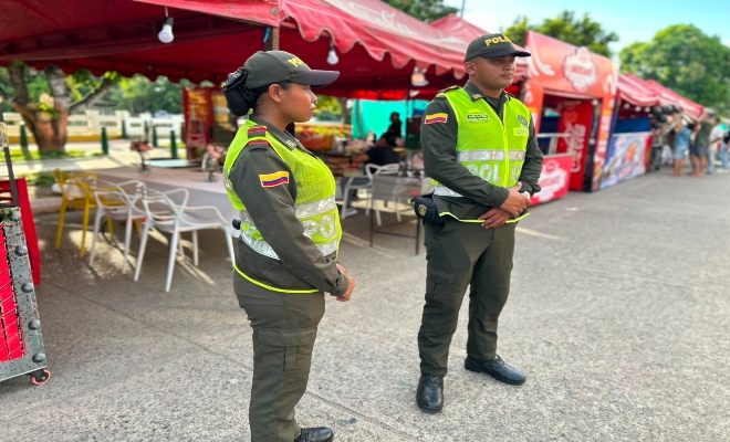 dos funcionarios de la Policía nacional prestando seguridad en parque principal del municipio de Cereté