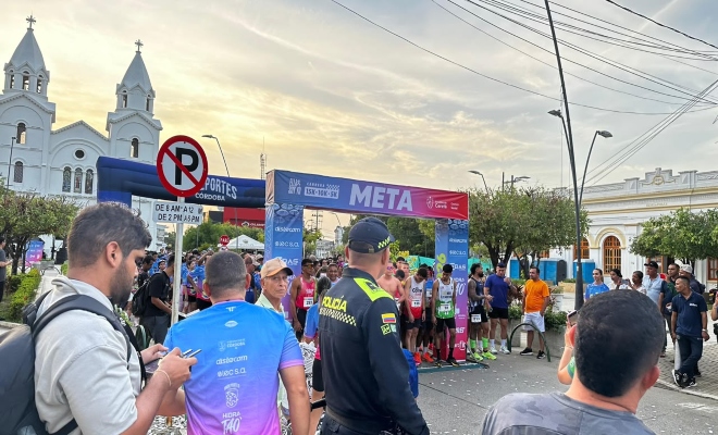 un funcionario de la policía nacional garantizando la seguridad en la carrera atlética  