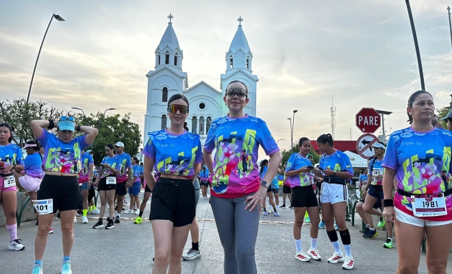 varios participantes de  la carrera atlética “Ella Soy Yo 2026 que se realizó en  el municipio de cereté