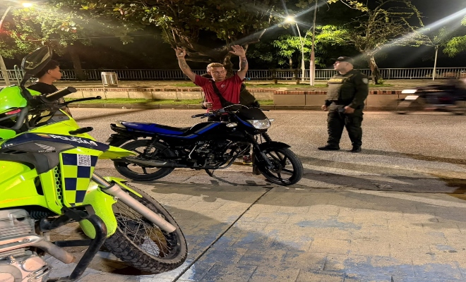 dos uniformados de la policía nacional  realizan  registro a un ciudadano como parte de las acciones preventivas en Montería.