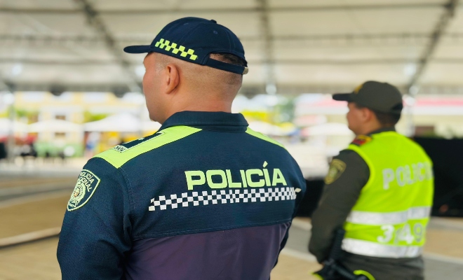 dos uniformados en el coliseo de feria pueblito cordobés prestando seguridad a propios y visitantes  
