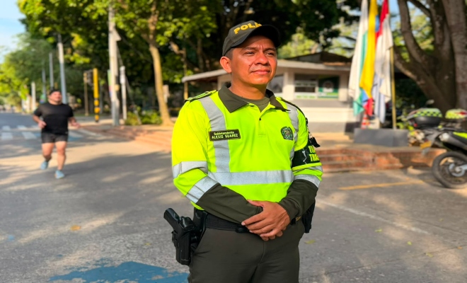 un uniformado adscrito a  la seccional de transito y transporte  de la metropolitana de san jerónimo de montería brindando seguridad en la avenida primera de la ciudad de montería