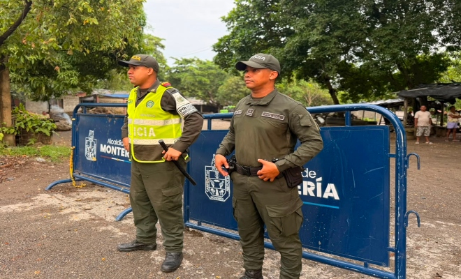 dos uniformados  prestando seguridad en la ciclovía en la ciudad de montería 