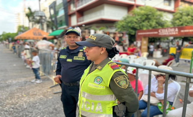dos uniformados en vía publica garantizando la seguridad en las feria de la ganadería 
