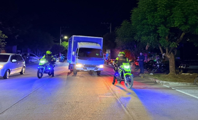 dos uniformados en motocicleta custodiando camión con material electoral 