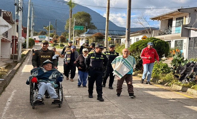 Seis uniformados y seis abuelos paseando por las calles de San Juanito