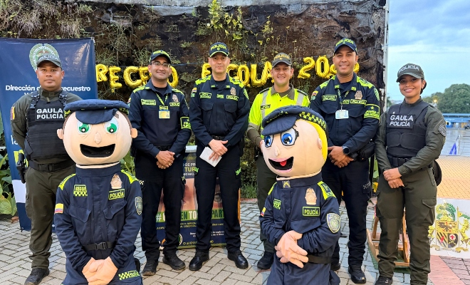 ocho uniformados de la policía nacional en actividades de prevención en el centro de la ciudad  