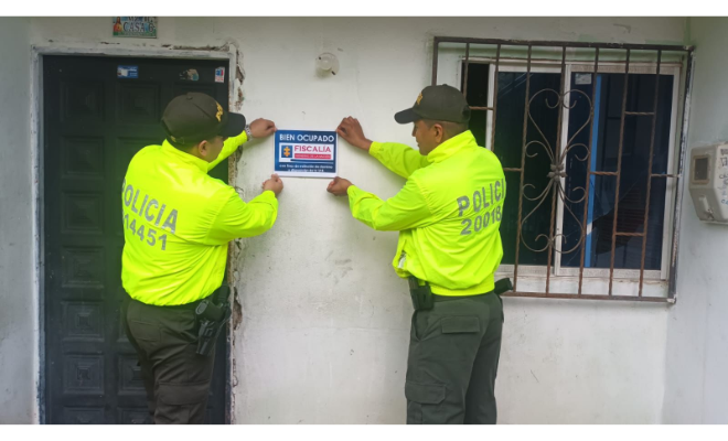 Dos policías En san José del Guaviare realizando extinción de dominio a viviendas relacionadas con microtráfico