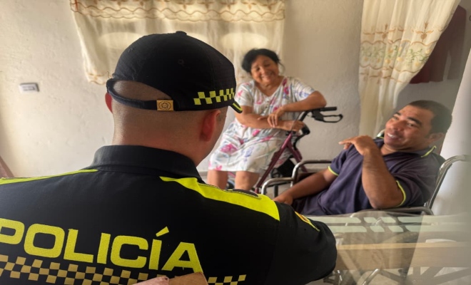 El teniente dialoga con el ciudadano