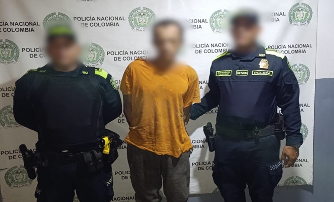 Dos policías y una persona capturada por el delito de violación de habitación ajena