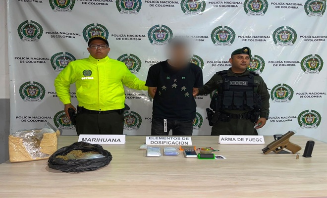 Sustancias, arma de fuego, celulares y un capturado custodiados por dos uniformados
